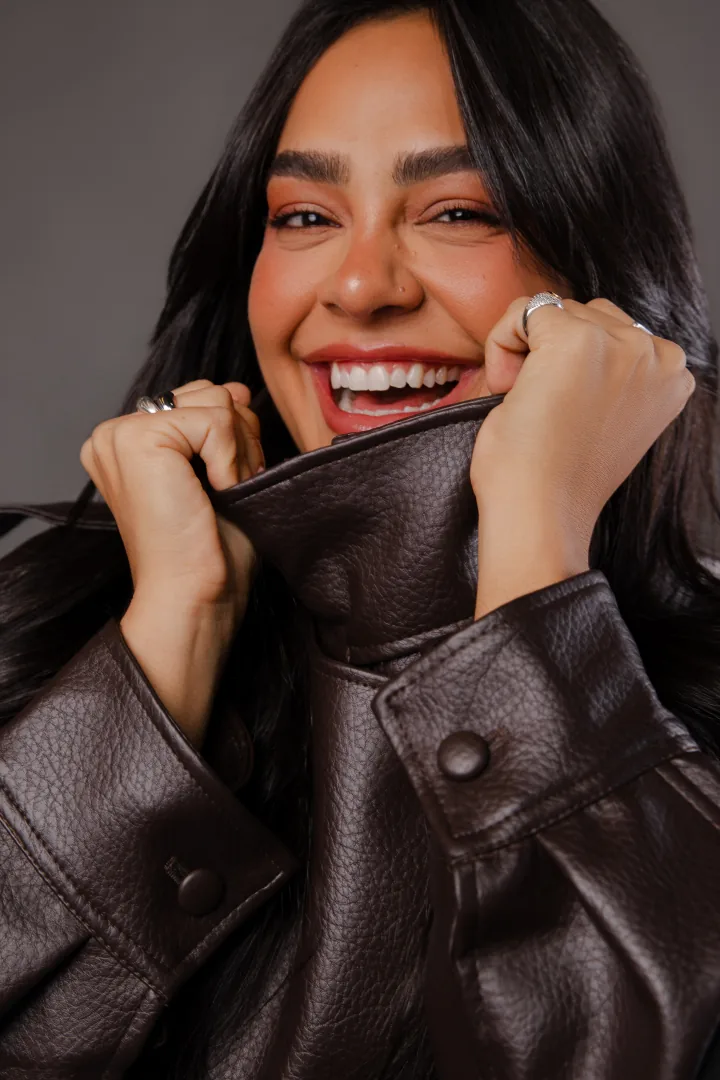 Retrato espontâneo e sorridente da Dra. Karolyna Ribeiro