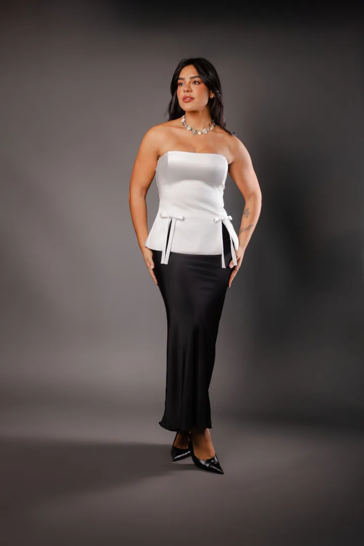 Dra. Karolyna Ribeiro em composição editorial com traje branco e preto