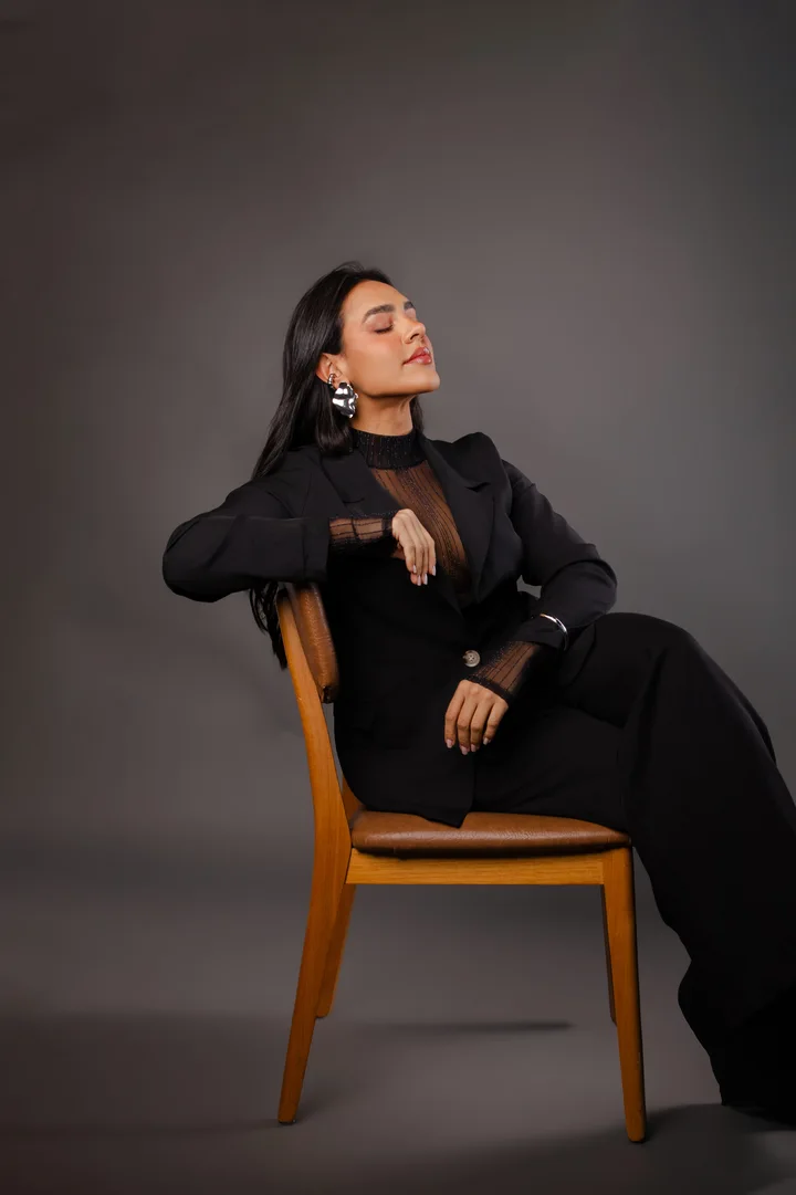Dra. Karolyna Ribeiro sentada de perfil, serena, com os olhos fechados