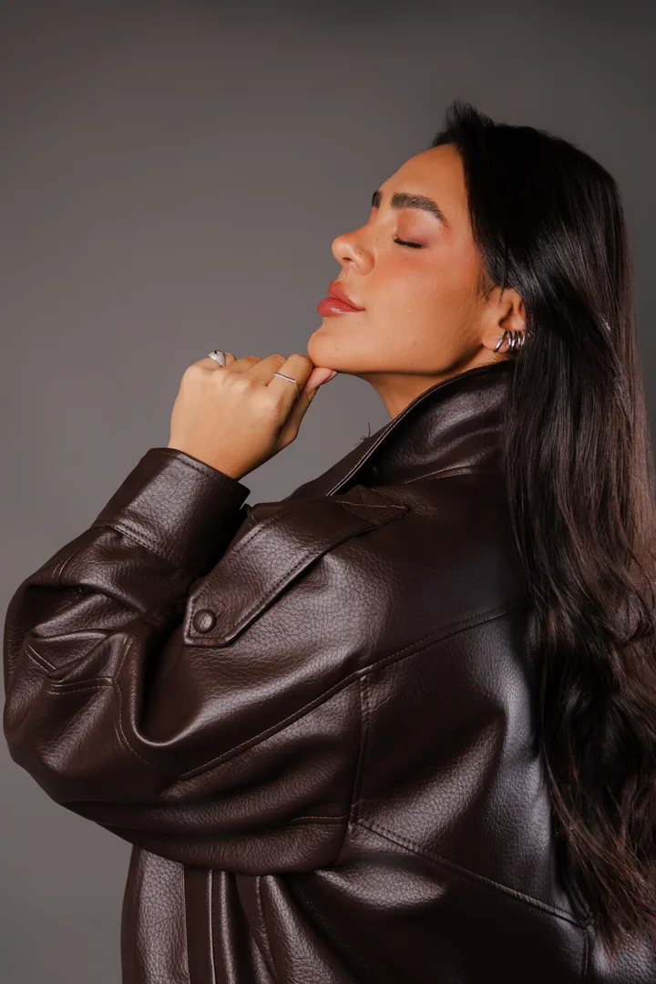 Perfil da Dra. Karolyna Ribeiro, destacando pele e lábios com aspecto natural